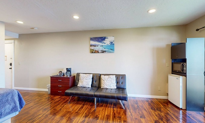 Lincoln City Apartment | Upper-Level Studio, WiFi, Close to Beach Access - Dogs Welcome