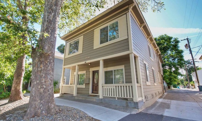 Midtown Sacramento Apartment | Upscale 1890's Historic Apartment · 23-4