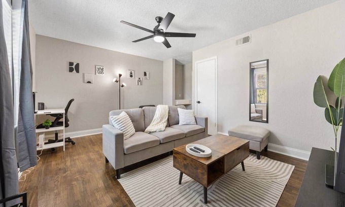 Dallas Apartment | Upscale 1BD King Suite | Pool, W/D, Desk, Parking