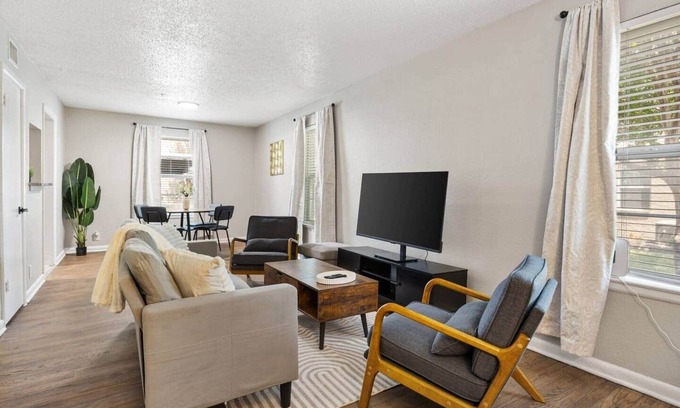 Dallas Apartment | Upscale 2BD Townhouse in Dallas | Pool, W/D, Desk