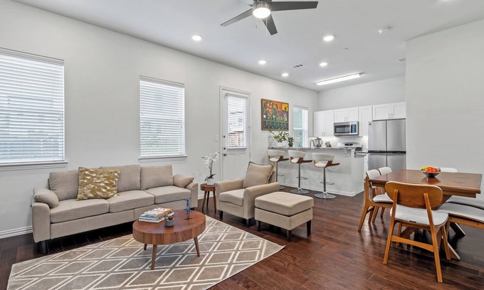 Irving House | Upscale Irving 3-Bedroom Townhome Retreat