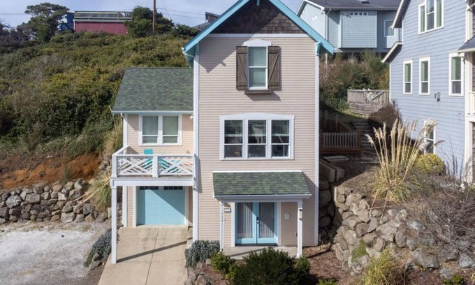 Logsden House | Upscale Olivia Beach Home in Lincoln City, Pet Friendly, Hot Tub, Sleeps 10.