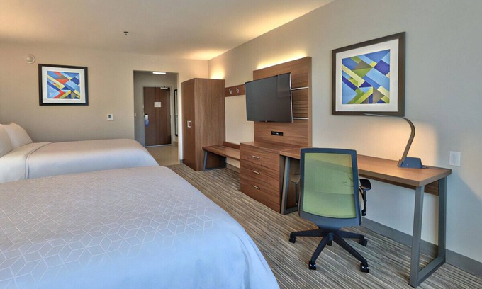 Northeast Heights House | Upscale & Stylish Room! for Groups & Families