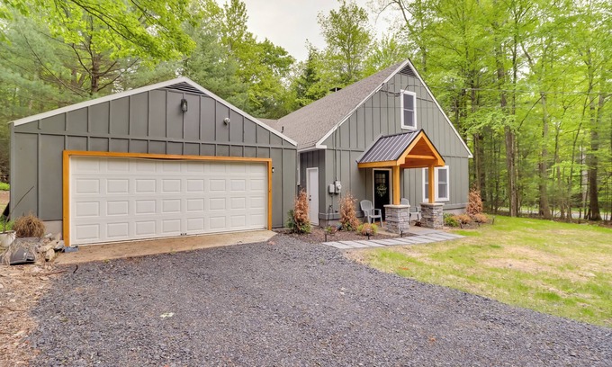 Tannersville House | Upscale Tri-Level Rental in Poconos: Pet Friendly!