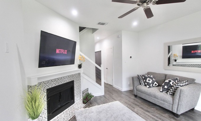 Blossoms Park House | Upscaled townhome near airport