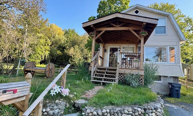 Nassau Cottage | Upstate Lake house Retreat- very cozy, stunning views & exquisitely clean