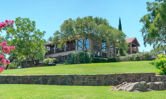 Buchanan Dam House | Upstay—10 Acre Lakeside Retreat w Private Jetty