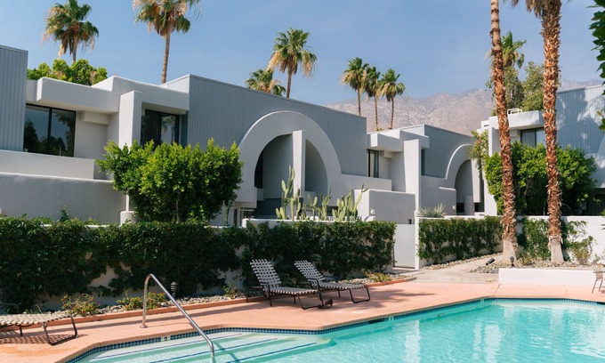 Vista Las Palmas Condo | Uptown Las Palmas Condo w/Pool + Hot Tub for Monthly Rentals
