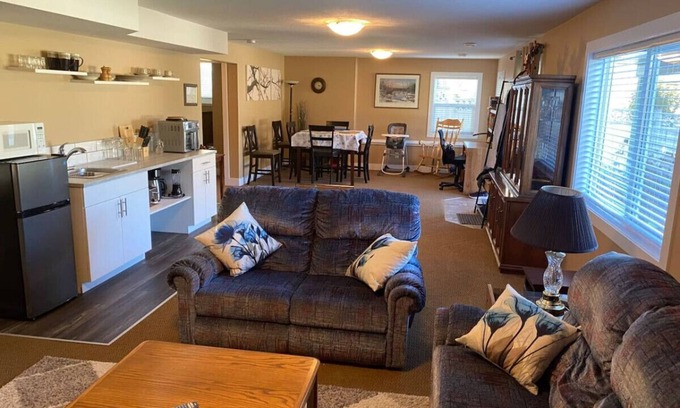 Castlegar Apartment | Uptown Mountainview Suite