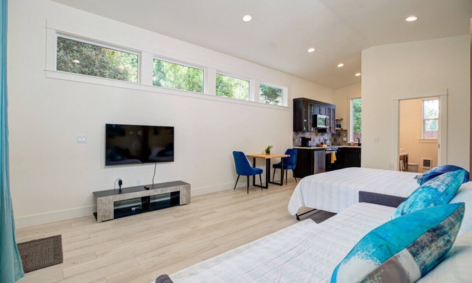 Hillsboro House | Urban-chic Studio Guesthouse in a quiet neighborhood - near Intel and Nike