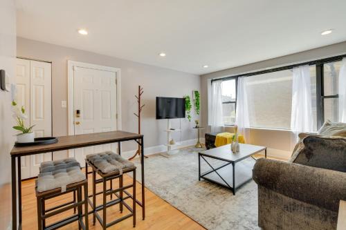Rogers Park Apartment | Urban Chicago Vacation Rental Condo Near Beach!
