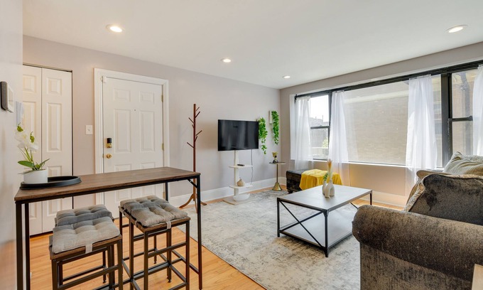 Rogers Park Condo | Urban Chicago Vacation Rental Condo Near Beach!