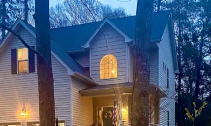 Garner House | Urban Chicken Farmhouse w Hot Tub