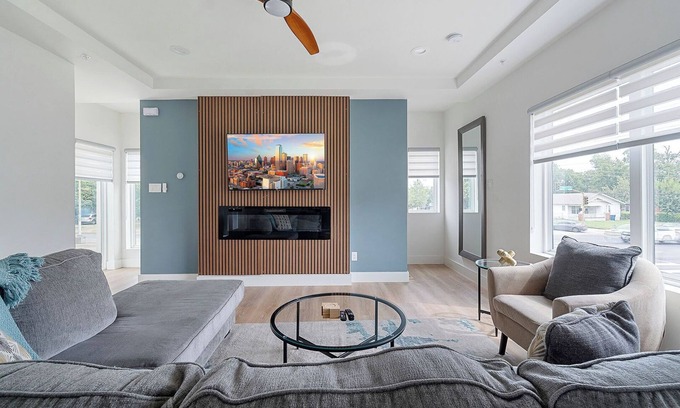Oak Cliff Apartment | Urban Comfort | King Bed Rooftop + Backyard