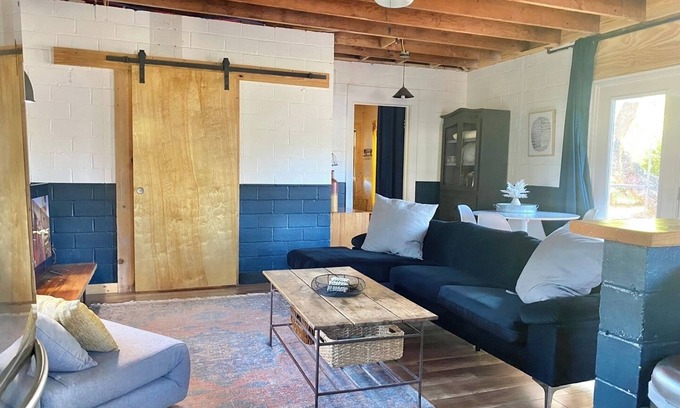 Govalle House | Urban Cottage. Walkable. Sweet Spring Stay