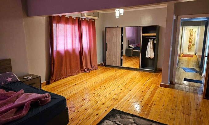 Al Duqqi Apartment | Urban Elegance! Close to everything!