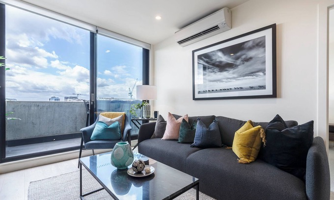 Fitzroy Condo | Urban Fitzroy Escape With Cafes & Art at Doorstep