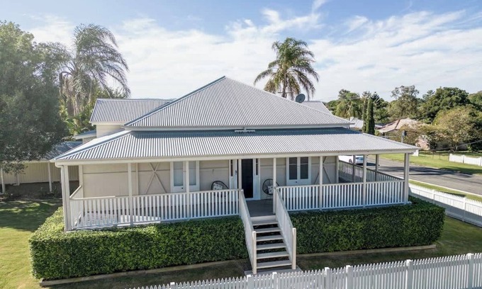 Newtown House | Urban Getaway Queenslander close to Willowbank!