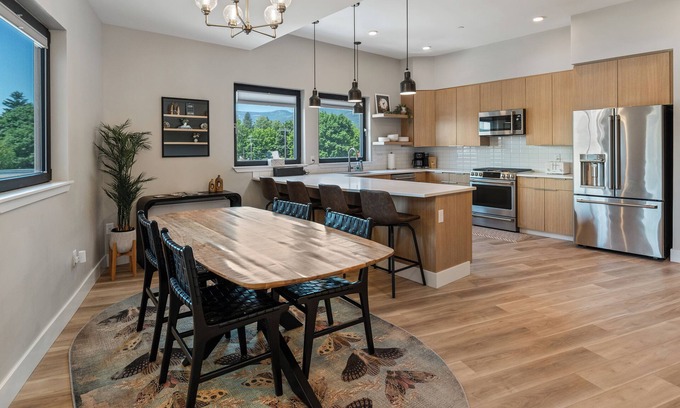 Sandpoint Condo | Urban Luxury Condo | Hot Tub | Walk Everywhere