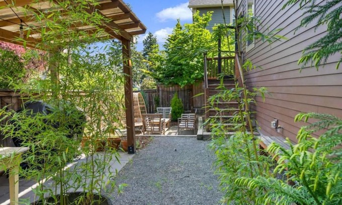 Concordia House | Urban NE PDX 3bd home plus bonus room, fenced yard and garage