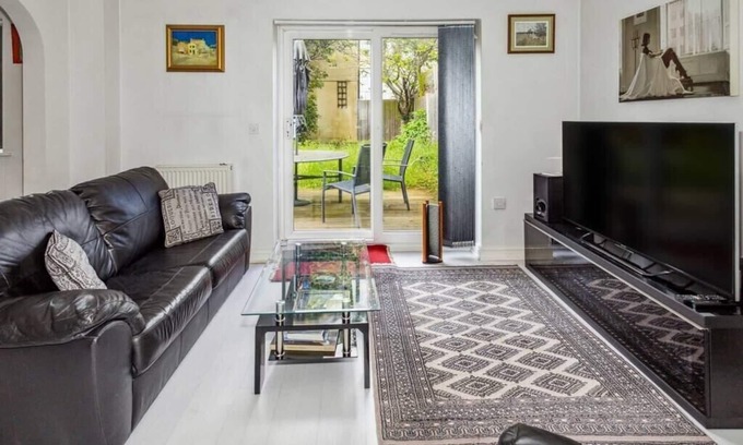 Waltham Abbey House | Urban Oasis - Modern 2B/2B Retreat Near Nature