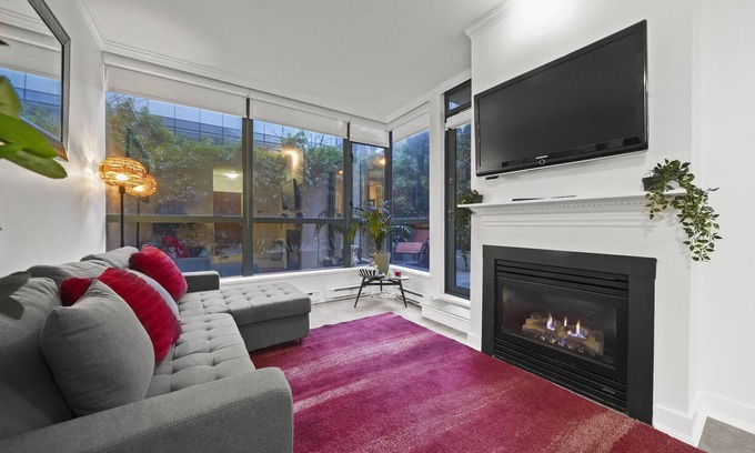 Downtown Vancouver Condo | Urban Oasis! Sleeps 4/Big Private Patio/Fast Wifi