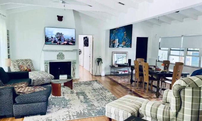 Northeast Miami House | Urban Oasis with Jacuzzi-Free Parking