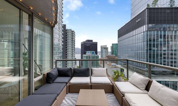 Coal Harbour Condo | Urban Outdoor Oasis in Coal Harbour