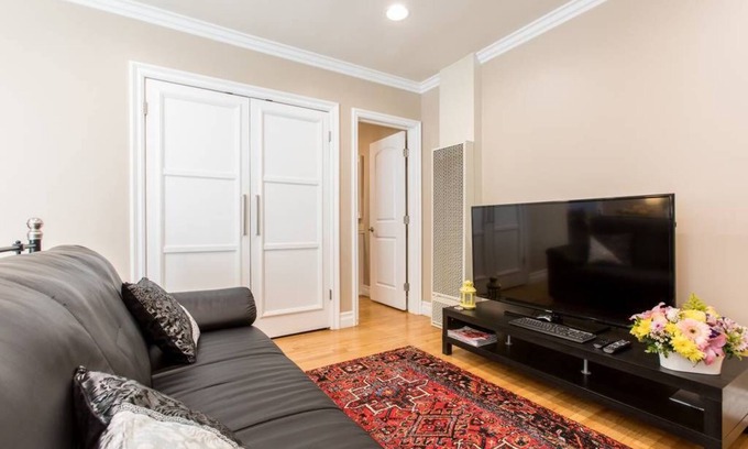 Burbank Apartment | Urban Refuge - Opulent Retreat with Full Gourmet Kitchen & Washer/Dryer Inside