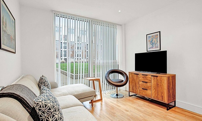 Isle of Dogs Apartment | Urban Retreat: Stylish 1-Bed Bliss