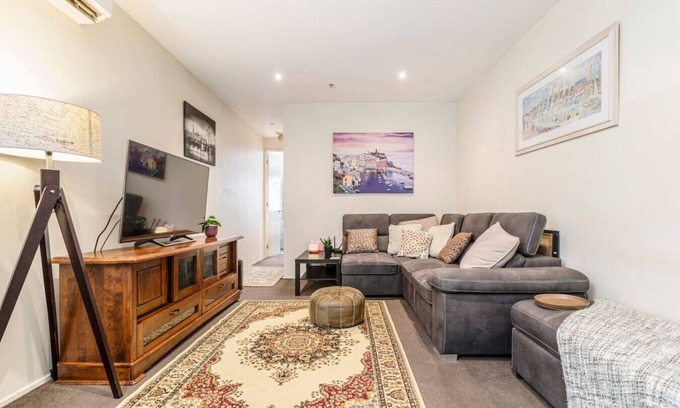 St Kilda Apartment | Urban retreat with rooftop pool