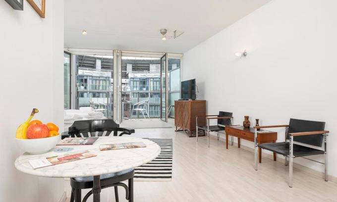 Erdberg Apartment | Urban Studio Gasometer by ichbucheAT