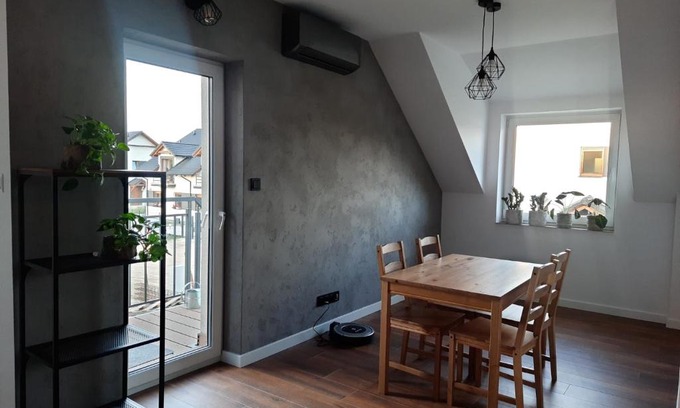 Kornik Apartment | Uroczy apartament z dostępnym parkingiem