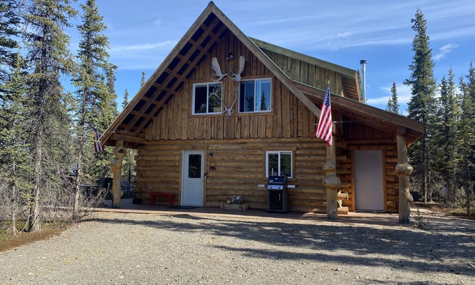 McKinley Park House | Log House on Denali Airstrip at Mile Post 229.5 of the Parks Highway.