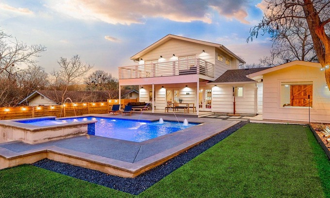 Parker Lane House | UT Football Fave - Pool, Hot Tub, BBQ Grill, More!