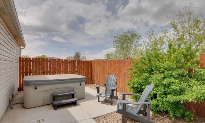 Escalante House | Utah Retreat - Hot Tub, Deck & Near National Parks
