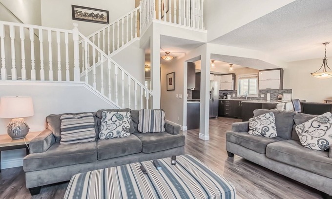 Northwest Calgary House | V.COZY, AC HOME, QUIET, MINS TO DT & A/PT, SHOPS, 6 BEDS, 4 BATHS, SLEEPS 10
