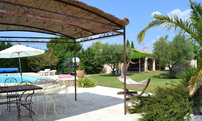 Meynes Villa | Vacances au Bord D'une Grande Piscine à L'ombre du Pool House et des Oliviers