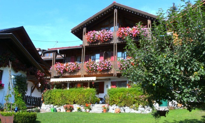 Vorderhindelang Apartment | Vacation apartment Alpenrose with south-facing balcony - Ferienwohnungen Haas