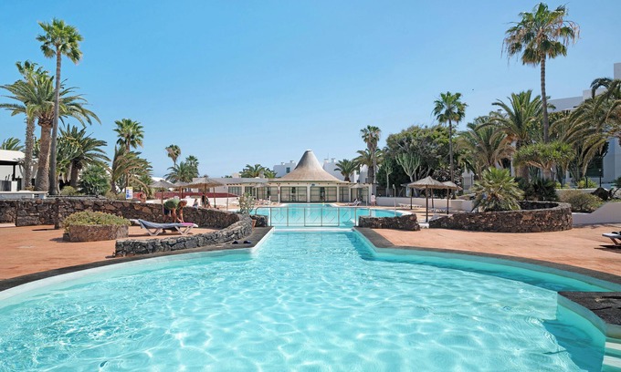 Costa Teguise Apartment | Vacation Apartment 'Al Sole Studios Playa Roca' with Sea View, Shared Pool and Wi-Fi