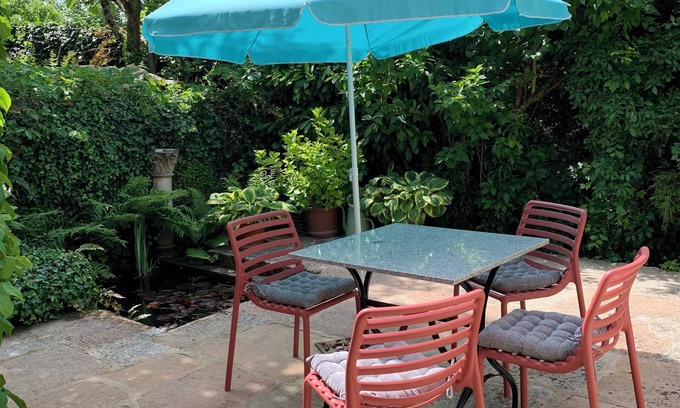 Menotey Apartment | Vacation apartment, 60m2, natural stone terrace near Dole, ground-level access possible.