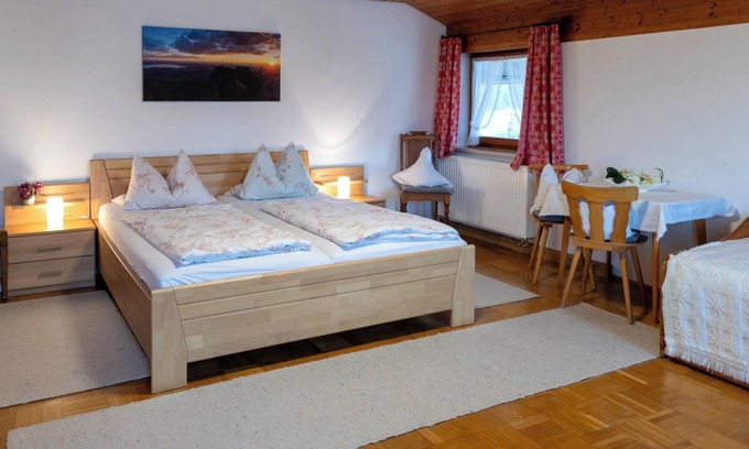Grabenstatt Apartment | Vacation apartment Wiesenblick, upper floor, 50 sqm, 2 - 5 pers. Bedroom, balcony