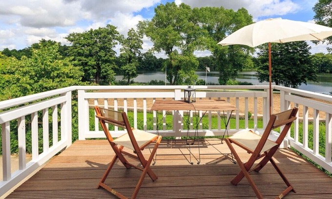 Grebin Apartment | Vacation apartment "Zum See": Direct view of the lake and the dressage arena