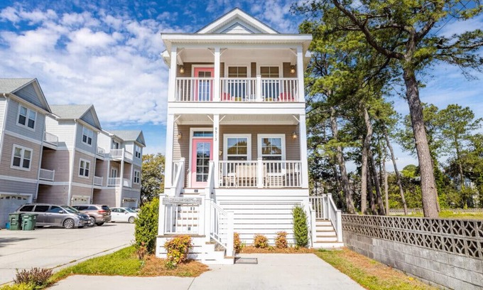 North Camellia Acres House | Vacation Beach House! Comfy beds, Wi-Fi, Cable, Fire Pit, Grill, and Balcony!