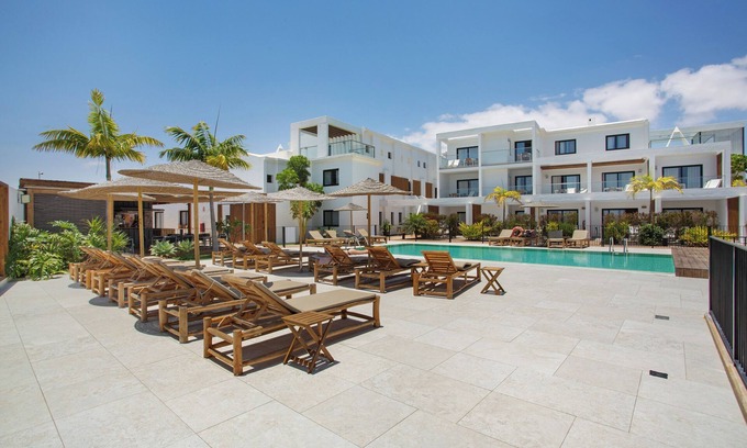 Parque Holandes Apartment | Vacation 'Casa Sunrise' with Sea View, Shared Pool and Wi-Fi