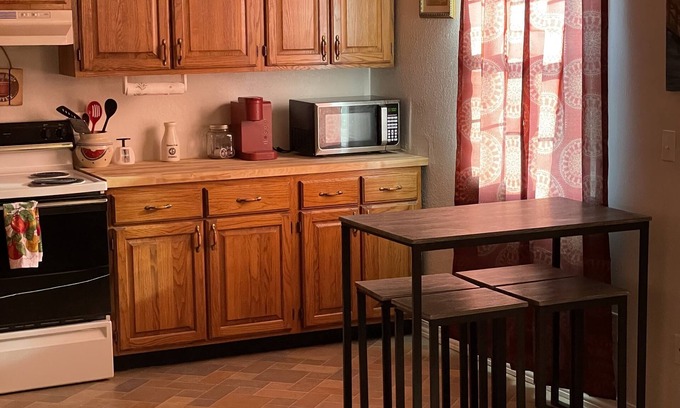 Hardy Apartment | Vacation Condo #5 2BR with full kitchen, walk to river and shops, pets welcome