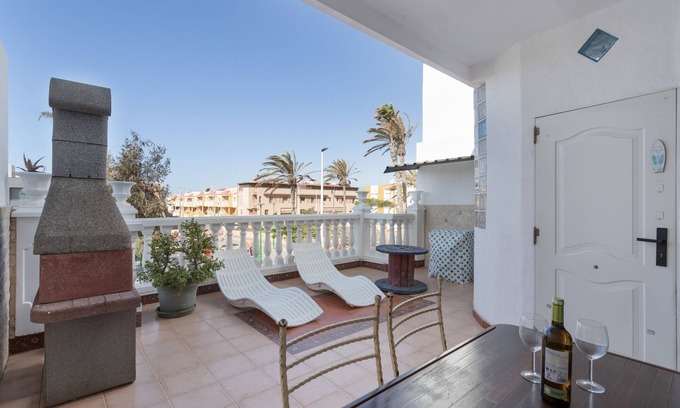 Playa de Arinaga Apartment | Vacation Home 'Apartamento Fani N1' with Private Terrace, Wi-Fi and Air Conditioning
