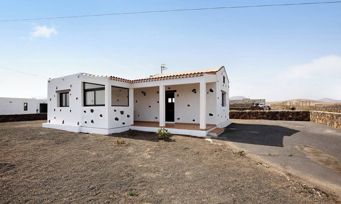 Lajares House | Vacation Home 'Casa Cucu' with Mountain View, 2 Terraces & Wi-Fi