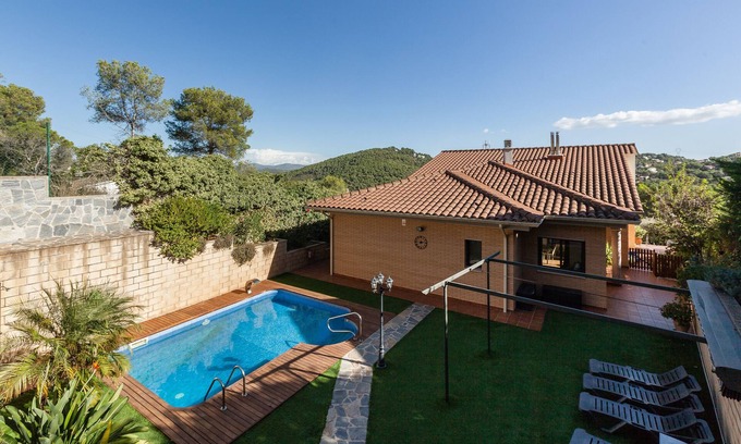 Canyelles House | Vacation Home "Casa Lourdes" with Private Pool, Garden & Wi-Fi