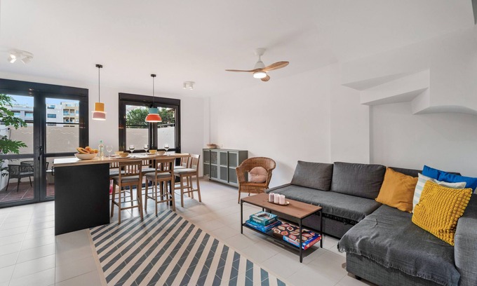 El Medano House | Vacation Home 'Casa Papaya' with Shared Pool, Private Terrace and Wi-Fi